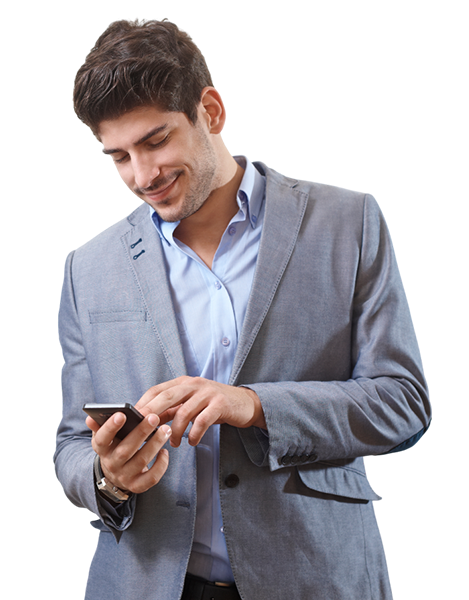 Man in casual outfit scrollt door een blog op zijn smartphone.