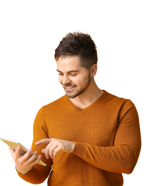 Man in een oranje trui leest een blog op zijn tablet en glimlacht.