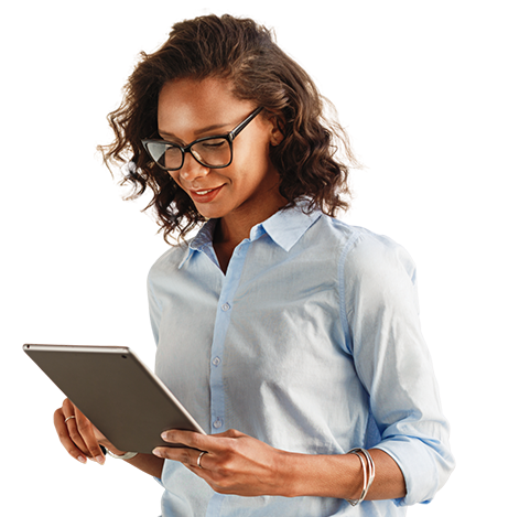 Vrouw in een lichtblauwe blouse leest een blog op een tablet.