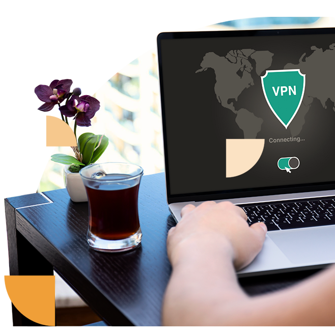Een laptop maakt een VPN-verbinding, een essentiële tool voor het waarborgen van online privacy en persoonlijke informatiebeveiliging.