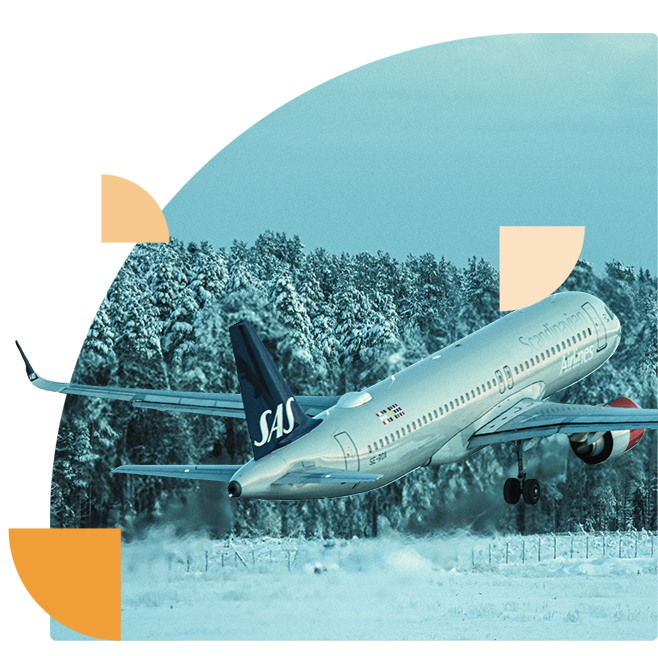 Een Scandinavian Airlines vliegtuig stijgt op boven een winterlandschap met besneeuwde bossen.