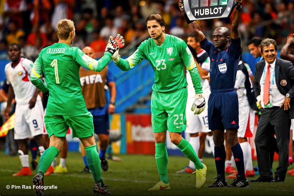 Keeper Tim Krul komt het veld op tijdens een kritisch moment van de WK kwartfinale, strategische keuzes die ook in cybersecurity voorkomen.