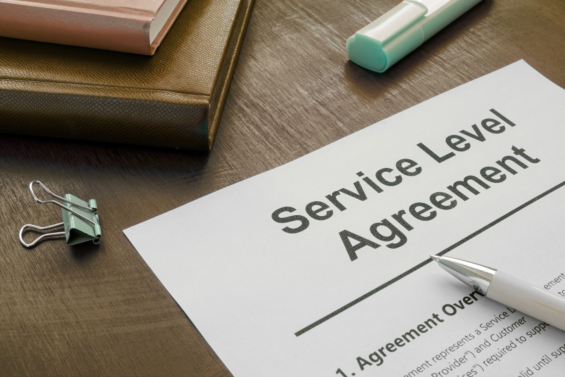 Foto van een Service Level Agreement op een bureau, wat het vastleggen van servicevoorwaarden binnen security awareness illustreert.