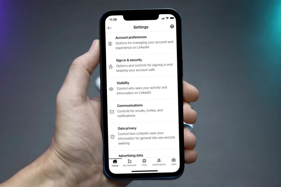 Mobiele telefoon toont de instellingen voor privacy op LinkedIn, een stap in het verminderen van de risico's verbonden aan social media.