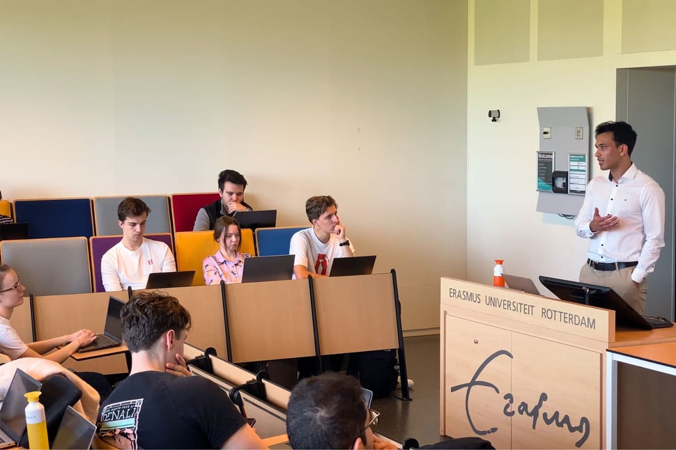 Studenten luisteren aandachtig naar een workshop over kunstmatige intelligentie, gegeven door een expert aan de Erasmus Universiteit Rotterdam.