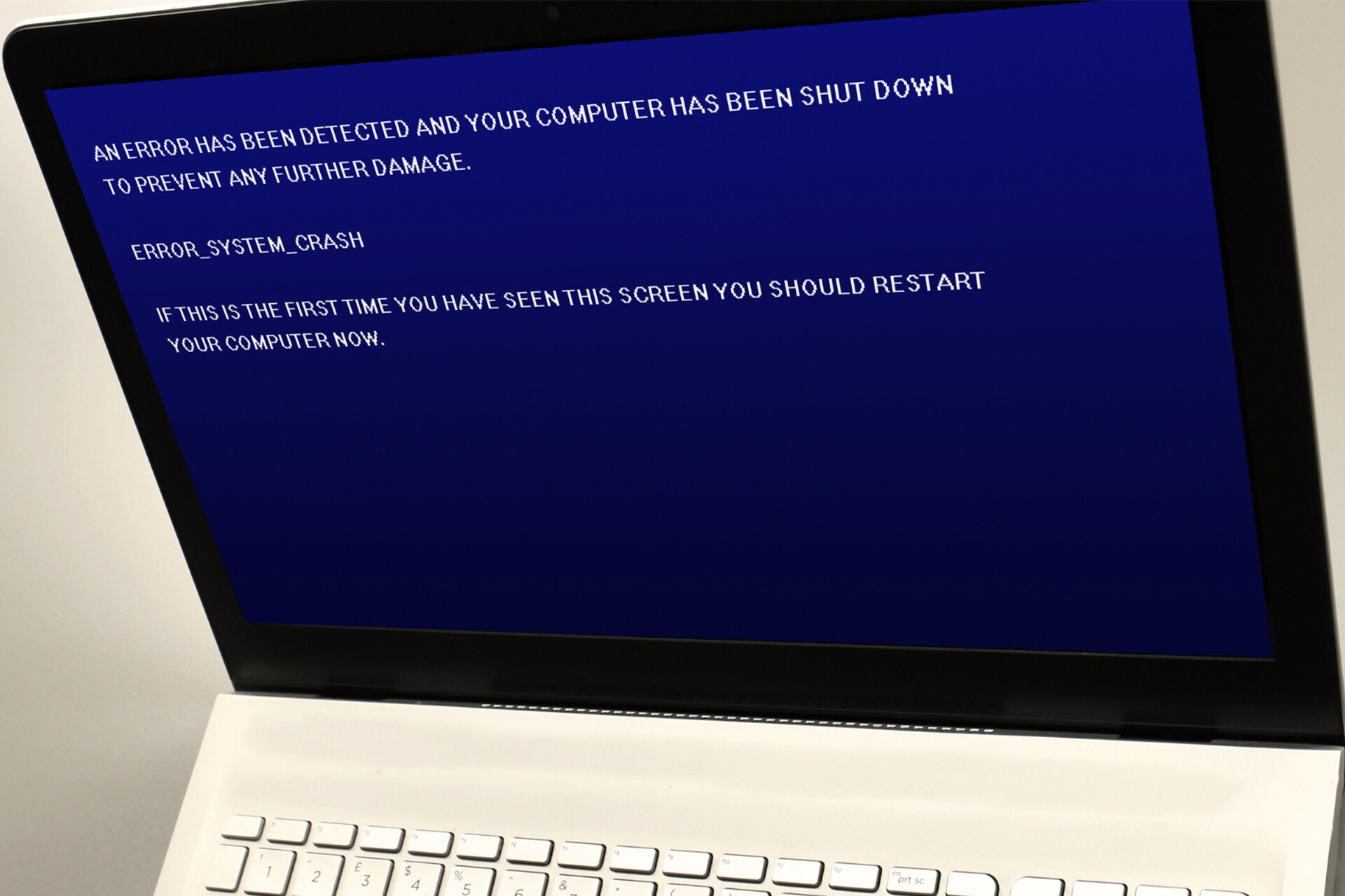 Windows laptop die een 'blue screen of death' error toont. 